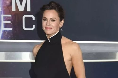 Tζένιφερ Γκάρνερ: Τα προϊόντα που χρησιμοποιεί για τέλεια επιδερμίδα μετά τα 50