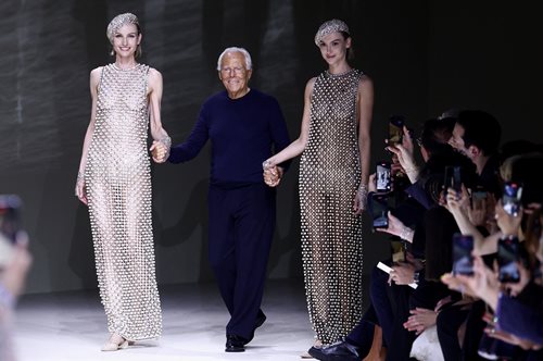 Giorgio Armani: Έλαμψε στην Εβδομάδα Μόδας ο σχεδιαστής, με πρωταγωνίστριες τις πέρλες