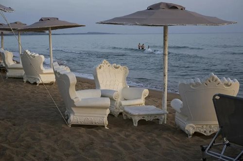 Ε ναι, το κιτς είναι βαθιά ριζωμένο στο ελληνικό συλλογικό υποσυνείδητο. Και αυτό είναι το επικίνδυνο