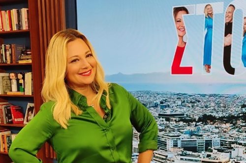 Η Νάνσυ Ζαμπέτογλου φόρεσε το πιο διάσημο πουλόβερ που λατρεύουν οι γυναίκες