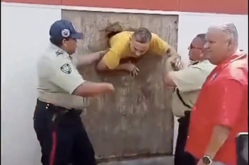 Το απόλυτο φιάσκο: Κρατούμενοι στη Βενεζουέλα προσπαθούσαν να δραπετεύσουν από τούνελ κι έπεσαν πάνω σε αστυνομικούς