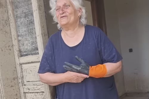 Θεσσαλία: Συγκινεί η ηλικιωμένη κυρία που μεγαλώνει την 6 μηνών εγγονή της μες στις λάσπες