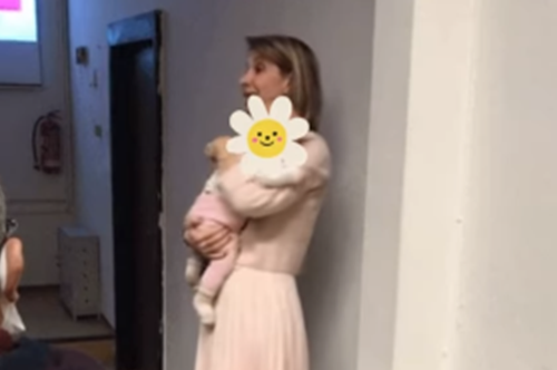 Λέκτορας του ΑΠΘ διδάσκει με το μωρό φοιτήτριας στην αγκαλιά της