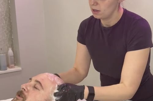 Η βασίλισσα των περουκινιών: Η κομμώτρια που χαρίζει αυτοπεποίθηση στους φαλακρούς άνδρες