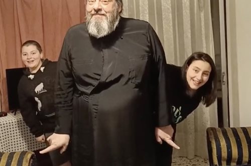Viral: Ο πατέρας Παύλος κάνει θραύση με τα βίντεο του στο TikTok