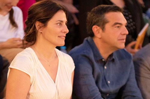 Μπέτυ Μπαζιάνα: Με αρχαιοελληνικό total white look στην Επίδαυρο