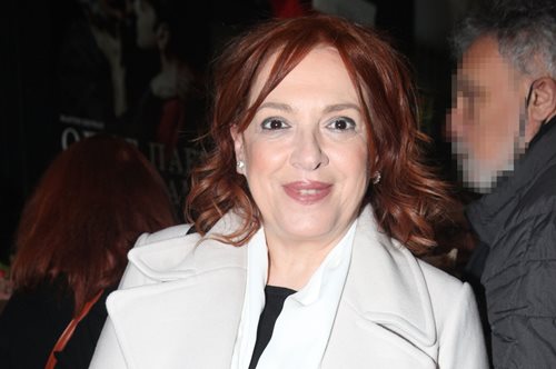 Η τολμηρή εμφάνιση της Ελένης Ράντου με total vinyl outfit και μπορντό γούνα