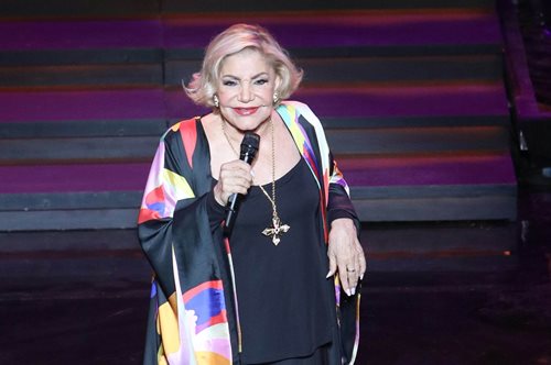 Μαρινέλλα: Γιατί απαιτούμε από τα αηδόνια να τραγουδούν ακόμα και όταν μεγαλώνουν;