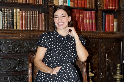 Το φθινοπωρινό office look της Ναταλίας Δραγούμη με κοστούμι και sneakers