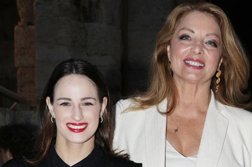 Η Άντζελα Γκερέκου και η Μαρία Βοσκόπουλου δροσερές και χαμογελαστές στο Ηρώδειο