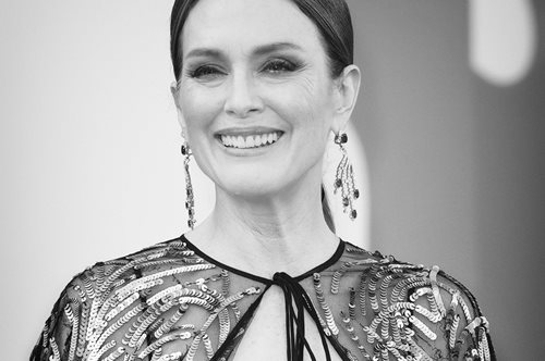 Τζούλιαν Μουρ- Θα υποδυθεί την αδίστακτη κόμισσα του Μπάκιγχαμ Μέρι Βίλιερ