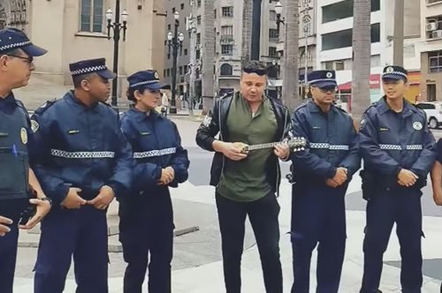 Έλληνας μουσικός κάνει αστυνομικό στο Σαο Πάολο της Βραζιλίας να παίξει.... μπαγλαμαδάκι