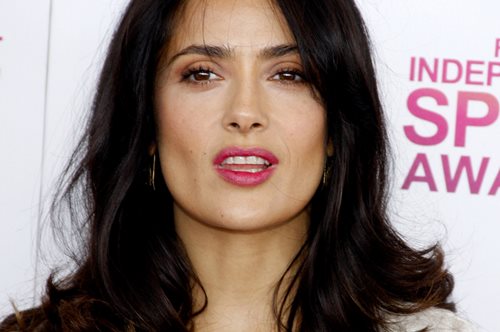 Η Σάλμα Χάγιεκ είχε γενέθλια και το γιόρτασε με 18 καλοκαιρινές λήψεις με μαγιό