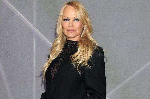 Πάμελα Άντερσον: Υποστηρίζει τη φυσική ομορφιά - 