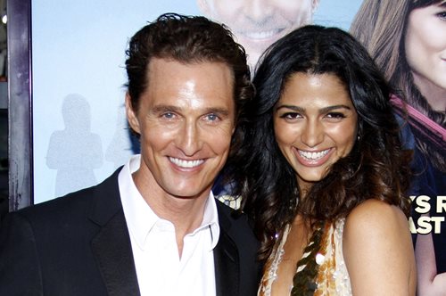 H καλλονή κόρη του Μάθιου ΜακΚόναχι έγινε 14 ετών και είναι ίδια η μητέρα της