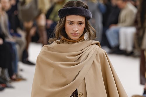 6 τάσεις από τα catwalks Φθινόπωρο/ Χειμώνας 2024 - 2025 για γυναίκες άνω των 40