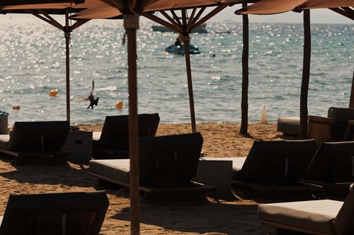 Το The C - Beach Restaurant | Μinimalist πολυτέλεια & αίσθηση νησιώτικου καλοκαιριού στην Αθηναϊκή Ριβιέρα