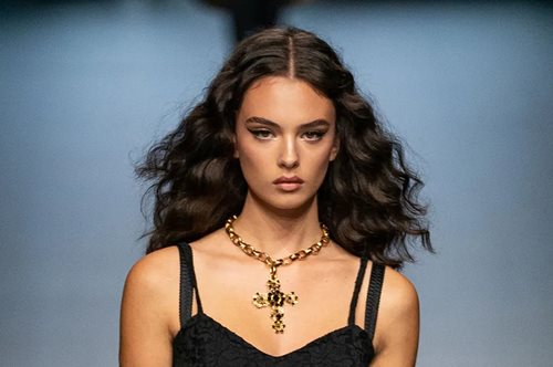 Ντέβα Κασέλ: Η κόρη της Μόνικα Μπελούτσι εντυπωσίασε με το σαγηνευτικό της βλέμμα στο catwalk του οίκου Dolce & Gabbana