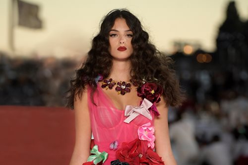 Ντέβα Κασέλ: Η κόρη της Μόνικα Μπελούτσι μαζί με τον σύντροφο της απολαμβάνουν βουτιές στην Πάρο