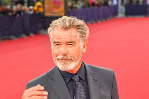 Το φούξια κοστούμι του Πιρς Μπρόσναν είναι μια ακόμα απόδειξη του cool χαρακτήρα του