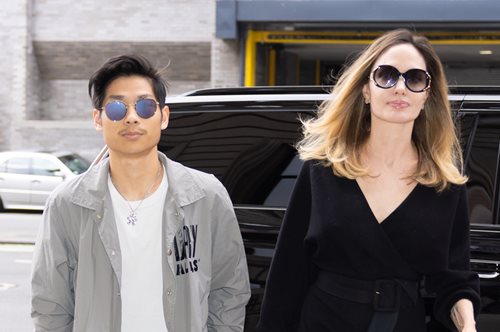 Η Αντζελίνα Τζολί σε δημόσια εμφάνιση με τον γιό της Παξ, μετά την περιπέτεια υγείας του