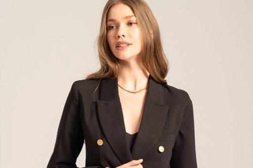 #ΟbsessedWith | Το μαύρο μπλέιζερ είναι στιλάτο και τέλειο για το γραφείο - και κοστίζει κάτω από €40