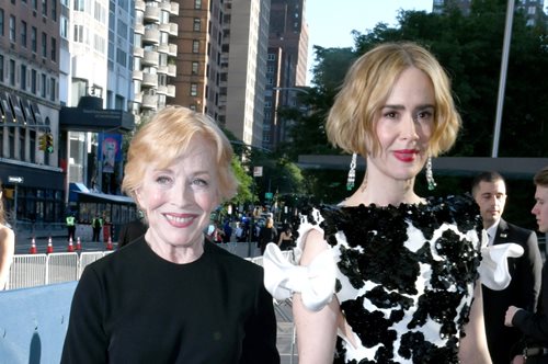 Emmy 2024: Η 81 ετών Χόλαντ Τέιλορ και η 49χρονη Σάρα Πόλσον με κοντράστ ρούχα και ενωμένες καρδιές