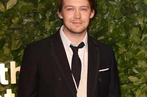 Τζο Άλβιν | Ο πρωταγωνιστής του Γιώργου Λάνθιμου μας σύστησε τη γάτα που μοιάζει με την Έμα Στόουν