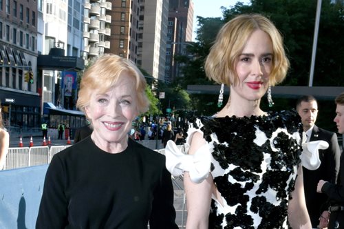 Tony Awards: Η Σάρα Πόλσον κερδίζει το πρώτο της Tony με την Χόλαντ Τέιλορ να της κρατά το χέρι