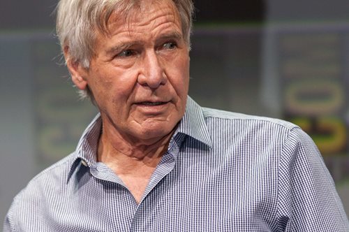 Ο Χάρισον Φορντ μιλάει για τον Κέβιν Κόστνερ, τον Τομ Κρουζ και αποκαλύπτει τι δεν κάνει πια η σύζυγός του Καλίστα Φλόκχαρτ