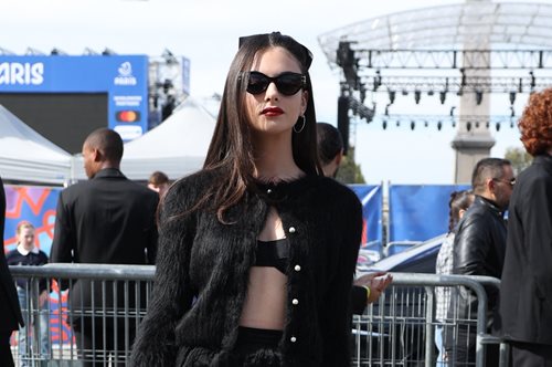 H Ντέβα Κασέλ, κόρη της Μπελούτσι, γοήτευσε στο Παρίσι