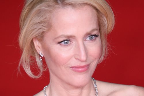 Τζίλιαν Άντερσον, Σον Πεν και Έλενα Μπόναμ Κάρτερ αγκαλιάζουν ψάρια, γυμνοί