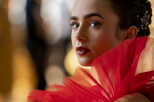 Όχι, η Λίλι Κόλινς δεν έκοψε μόνη της τις αφέλειες της στο Emily in Paris