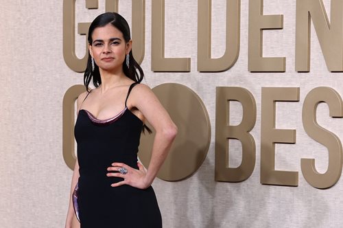 Χρυσές Σφαίρες: Η τυφλή ηθοποιός Άρια Μία Λομπέρτι περπάτησε στο κόκκινο χαλί με τον σκύλο- οδηγό της