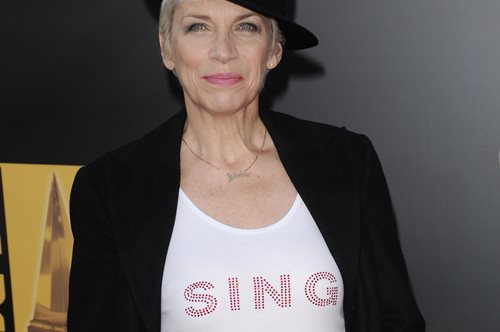 Η Άννι Λένοξ: είναι περήφανη για το πρώτο της τατουάζ στα 67 της χρόνια!