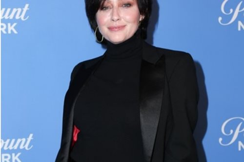 Σάνεν Ντόχερτι: Τη στιγμή που ο καρκίνος εξαπλώνεται στα οστά της, η ίδια δεν θέλει να σταματήσει να ζει και να δημιουργεί