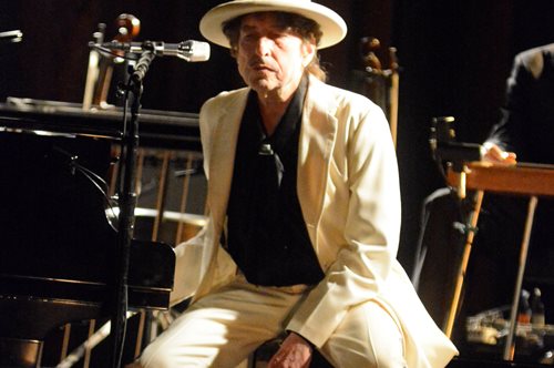 O Μπόμπ Ντίλαν τραγουδά για τον Τζέρι Λι Λιούις το 