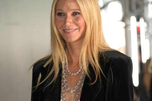 H Γουίνεθ Πάλτροου και η Ντακότα Τζόνσον, η κοπέλα του πρώην της, είναι φίλες