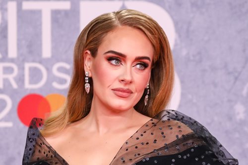 Η Adele με δάκρυα στα μάτια μπροστά στο κοινό διηγείται την ιστορία που την συγκίνησε βαθιά