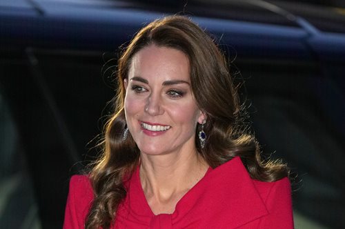 Η πριγκίπισσα της Ουαλίας με το πιο cozy γιορτινό πουλόβερ προσθέτει τις τελευταίες πινελιές στο χριστουγεννιάτικο δέντρο