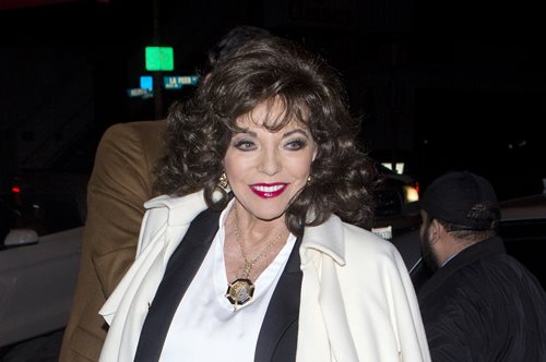 Η Τζόαν Κόλινς με δερμάτινη midi φούστα παραδίδει μαθήματα για stylish εμφανίσεις ακόμα και μετά τα 70