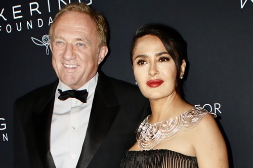 Η Σάλμα Χάγιεκ μαγνήτισε τα βλέμματα στο δείπνο του Caring For Women με άκρως αποκαλυπτικό φόρεμα