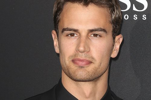 Τέο Τζέιμς: Ο ελληνικής καταγωγής ηθοποιός που πρωταγωνιστεί στο Gentlemen του Netflix