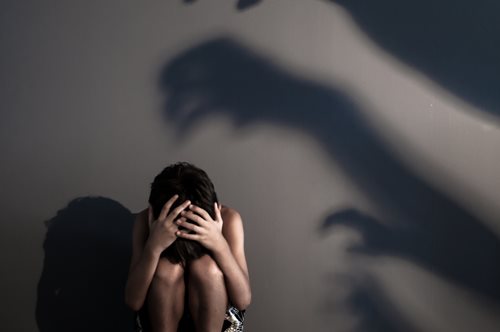 Σεξουαλική κακοποίηση ανηλίκων: Ποιες ενδείξεις θα πρέπει να μας θορυβήσουν και πώς μπορούμε να το διαχειριστούμε