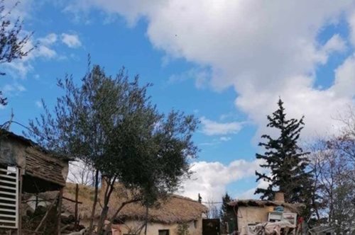 Το απίστευτο σπίτι-λαγούμι στο οποίο ζούσε οικογένεια στην Κορινθία: Κυκλοφορούσαν με τόξα και βέλη, απέφευγαν τους ανθρώπους - 