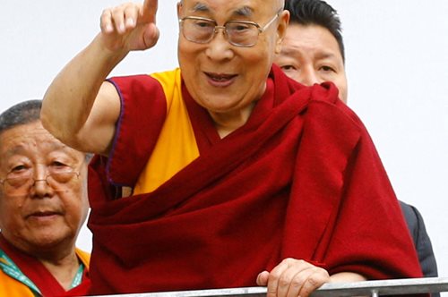 Σάλος με τον Δαλάι Λάμα: φίλησε ένα αγοράκι στο στόμα και του ζήτησε να του ρουφήξει τη γλώσσα 