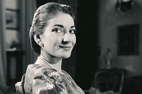 Η Μαρία Κάλλας στην κουζίνα του σπιτιού της στο Μιλάνο το 1956