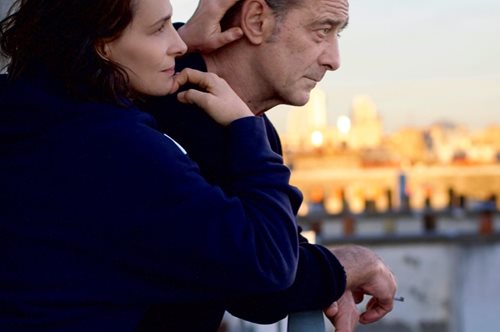 Η Ζιλιέτ Μπινός ανάμεσα σε δύο άντρες