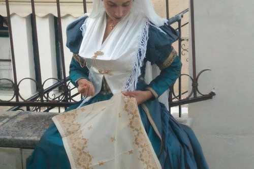 Καρσανικό κέντημα: η αριστοτεχνική βελονιά που εφηύρε η Μαρία, η 