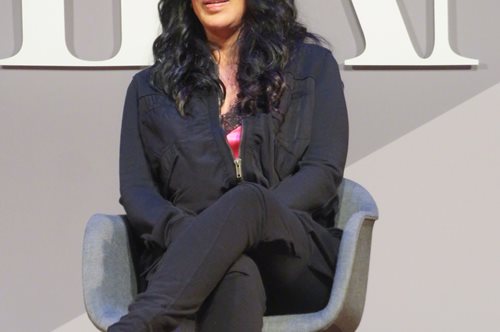 Η θεϊκή εμφάνιση της 76χρονης Cher στο catwalk του Balmain